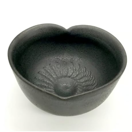 037 猪目茶碗　黒助　12.0×7.0cm