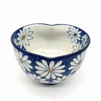 B104 染付花文猪目茶碗　13.8×9.0cm