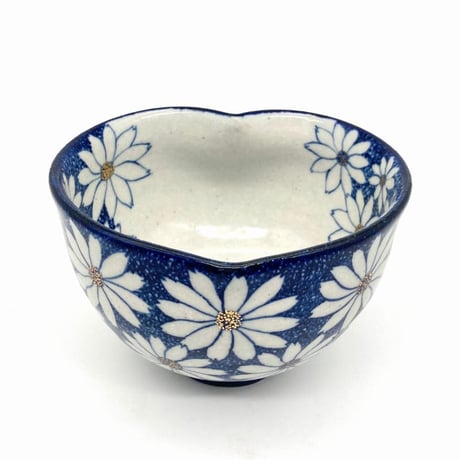 B104 染付花文猪目茶碗　13.8×9.0cm