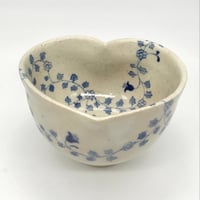 231 染付小花文猪目茶碗　12.6×8.3cm