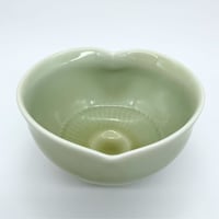 163 猪目茶碗　窯変青磁　12.7×7.7cm
