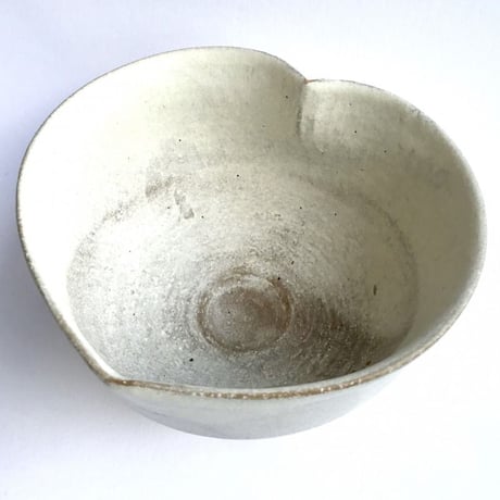 272 猪目茶碗　白百合(しらゆり)  13.2×7.6cm