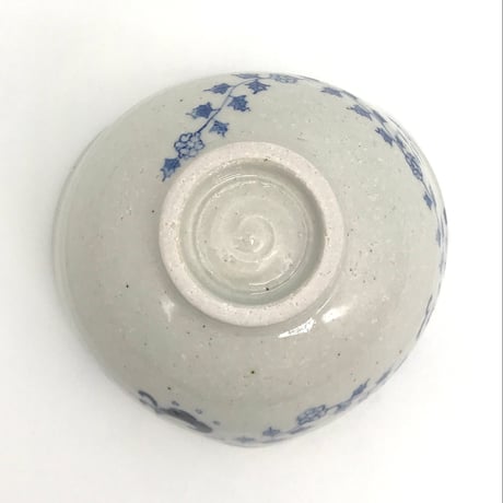 B26 染付小花文猪目茶碗_z　13.6×8.2cm