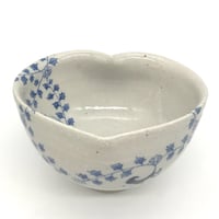 B26 染付小花文猪目茶碗_z　13.6×8.2cm