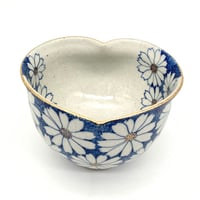 B103 染付花文猪目茶碗　13.9×9.5cm