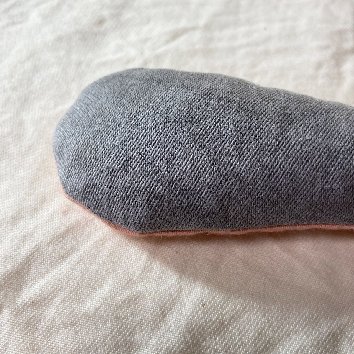 手刺繍入あずき/小豆のアイピロー【うさことカモミール】