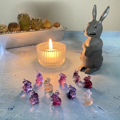 幸運を呼ぶミニウサギ（天然石フローライト/3色/うさぎの置き物/2023年干支/卯) 1個
