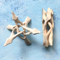 天然木のスタンド（1本の木をくり抜いた台座/折りたたみ時長さ15cm/無着色ナチュラルカラー/小さな目の彫り有り）1個