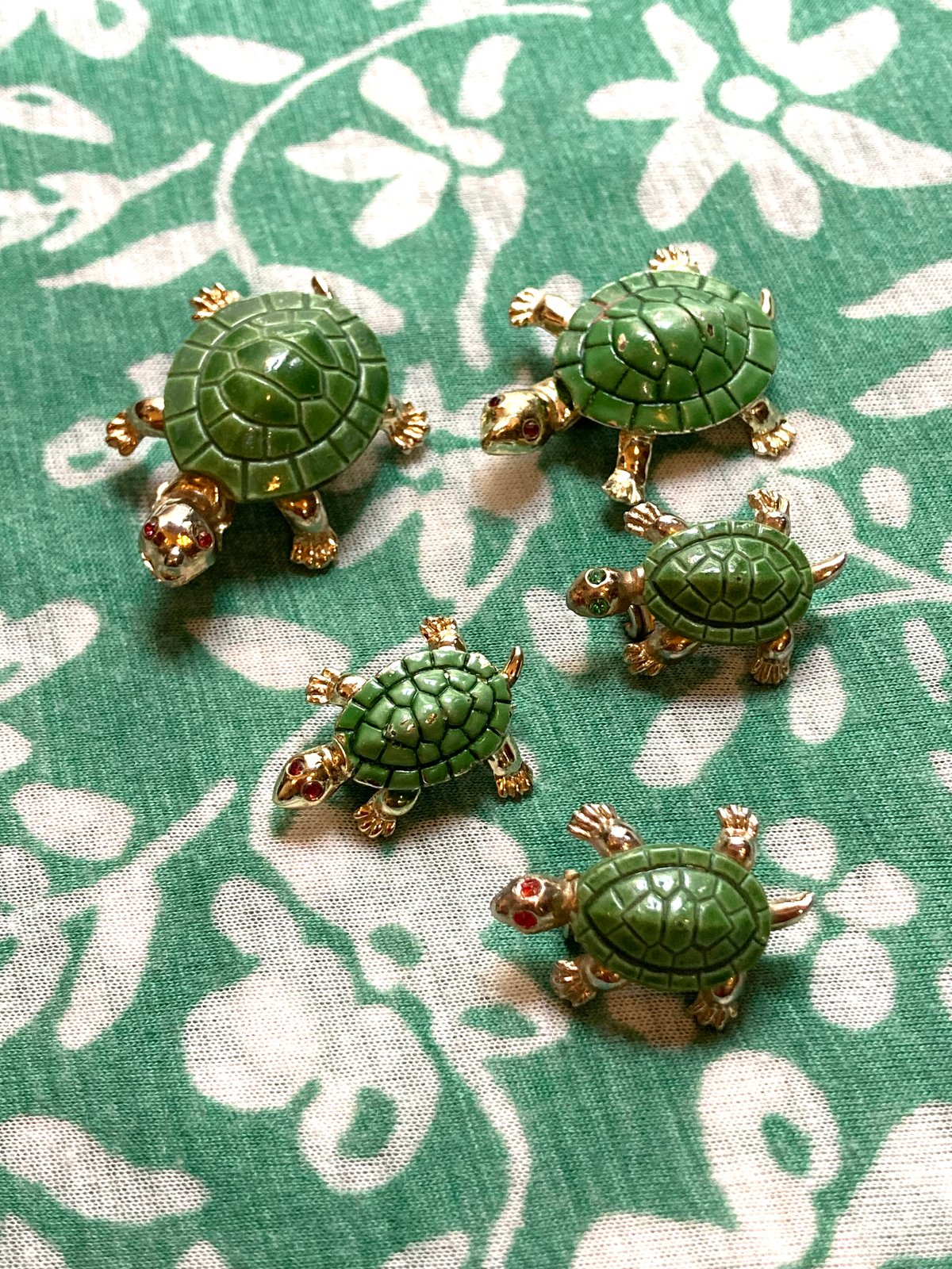 ブローチメタル製亀ファミリーSet of 5 | Antiques & Collectible