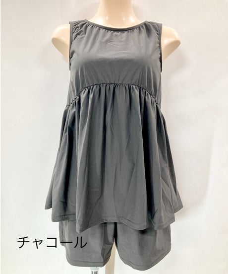 カップ付きノースリーブ＋ショートパンツ