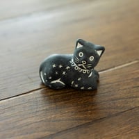 テラコッタのネコ　寝そべり
