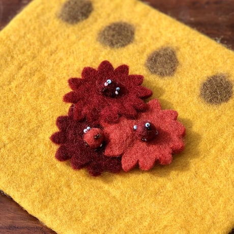３つのお花のフェルトブローチ（赤系）