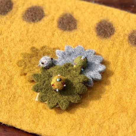 ３つのお花のフェルトブローチ（黄緑系）