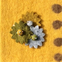 ３つのお花のフェルトブローチ（黄緑系）