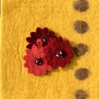 ３つのお花のフェルトブローチ（赤系）