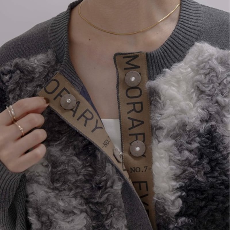 EImeeLaw(エイミーロー）ファードッキングロゴテープニットカーデ