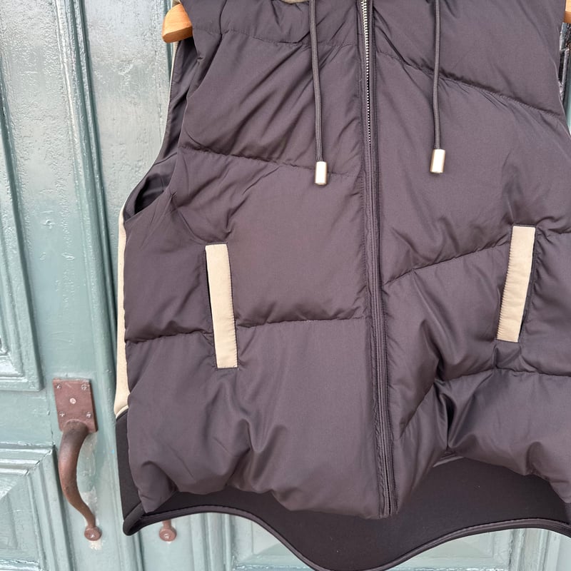 【未使用タグ付き】33℃ フード付きボンディング切り替えダウンベスト　ベージュ 33℃(サーティスリー） ボンディング切り替えダウンベスト | ZAZABYS