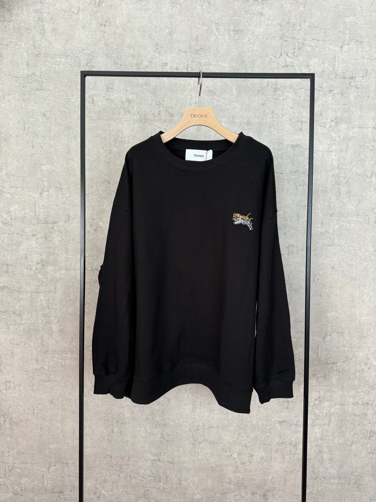 今期 新品 TRANOI. トラノイ DOUBLE EMBLEM SWEAT 黒 TRANOI.（トラノイ） ダブルエンブレムスエット | ZAZABYS