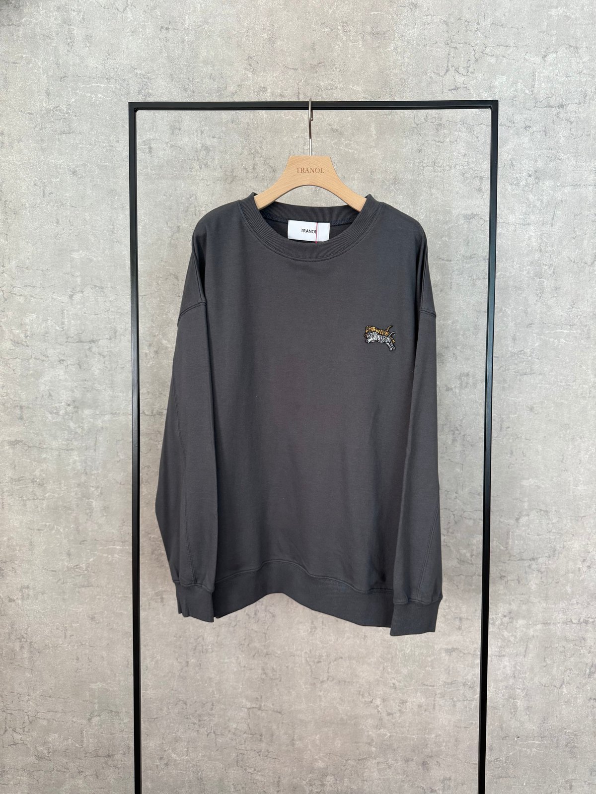 今期 新品 TRANOI. トラノイ DOUBLE EMBLEM SWEAT 黒 TRANOI.（トラノイ） ダブルエンブレムスエット | ZAZABYS