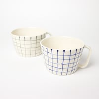 マグ ハンドメイド 陶器製 幅広 スープカップ 北欧 チェック柄 ハイ・マグ「ワイド・マグ」グレイ | Anna Broström