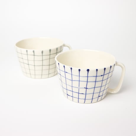 マグ ハンドメイド 陶器製 幅広 スープカップ 北欧 チェック柄 ハイ・マグ「ワイド・マグ」グレイ | Anna Broström