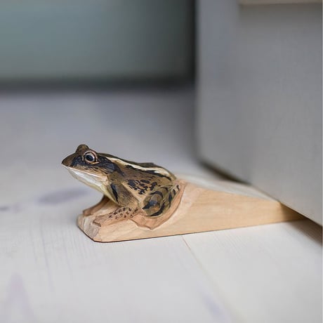 Wildlife Garden 手彫りドア・ストップ：アカヌマガエル
