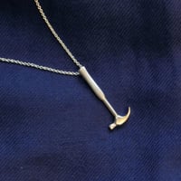 ネックレス トンカチモチーフ ユニーク ペア シルバー925 北欧デザイン ハンドメイド フィンランド製 ギフト | Sassi Design： ハンマー