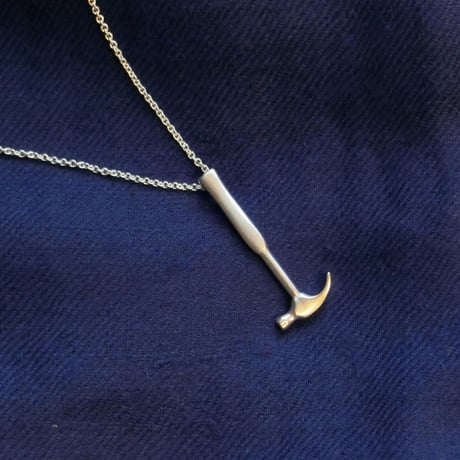 ネックレス トンカチモチーフ ユニーク ペア シルバー925 北欧デザイン ハンドメイド フィンランド製 ギフト | Sassi Design： ハンマー