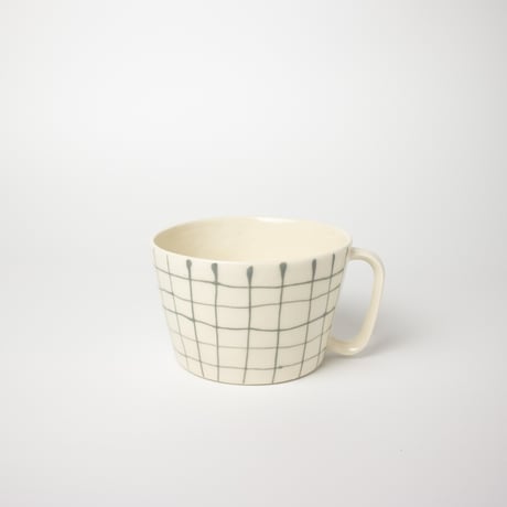 マグ ハンドメイド 陶器製 幅広 スープカップ 北欧 チェック柄 ハイ・マグ「ワイド・マグ」グレイ | Anna Broström