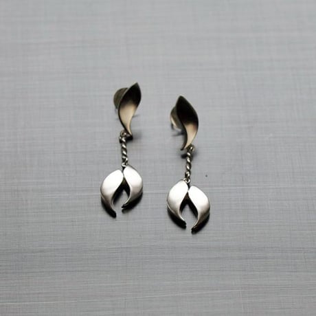 ピアス 葉っぱモチーフ シルバー925 北欧デザイン ハンドメイド フィンランド製 ギフト | Sassi Design：オータム