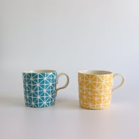 マグ ハンドメイド 陶器製 北欧 カラフル コーヒーカップ ティール イエロー ビッグ・マグ「グラフィック」| Anna Broström