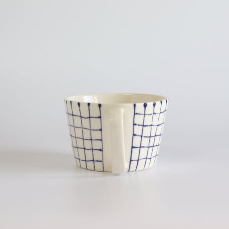 マグ ハンドメイド 陶器製 幅広 スープカップ 北欧 チェック柄 ハイ・マグ「ワイド・マグ」グレイ | Anna Broström