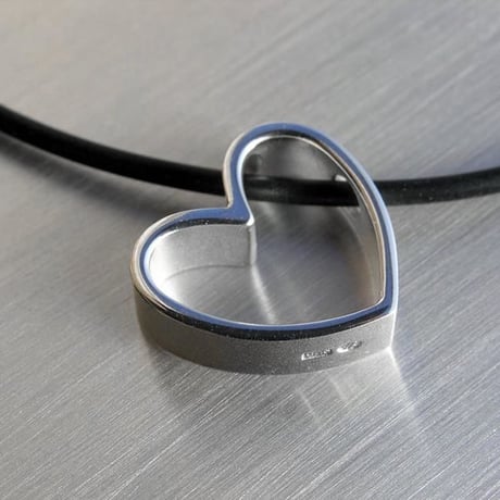 ネックレス ハート シルバー925 北欧デザイン ハンドメイド フィンランド製 ギフト | Sassi Design：ハート・オン・ジ・エッジ