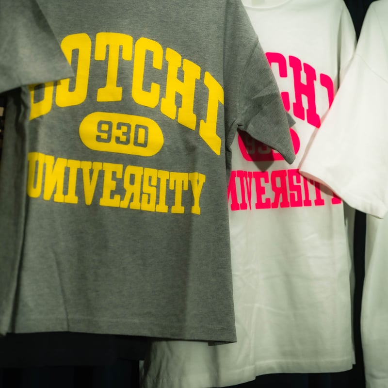 ハルカミライ カレッジロゴフロッキーTシャツ - ミュージシャン ハルカミライ カレッジロゴフロッキーTシャツ - ミュージシャン