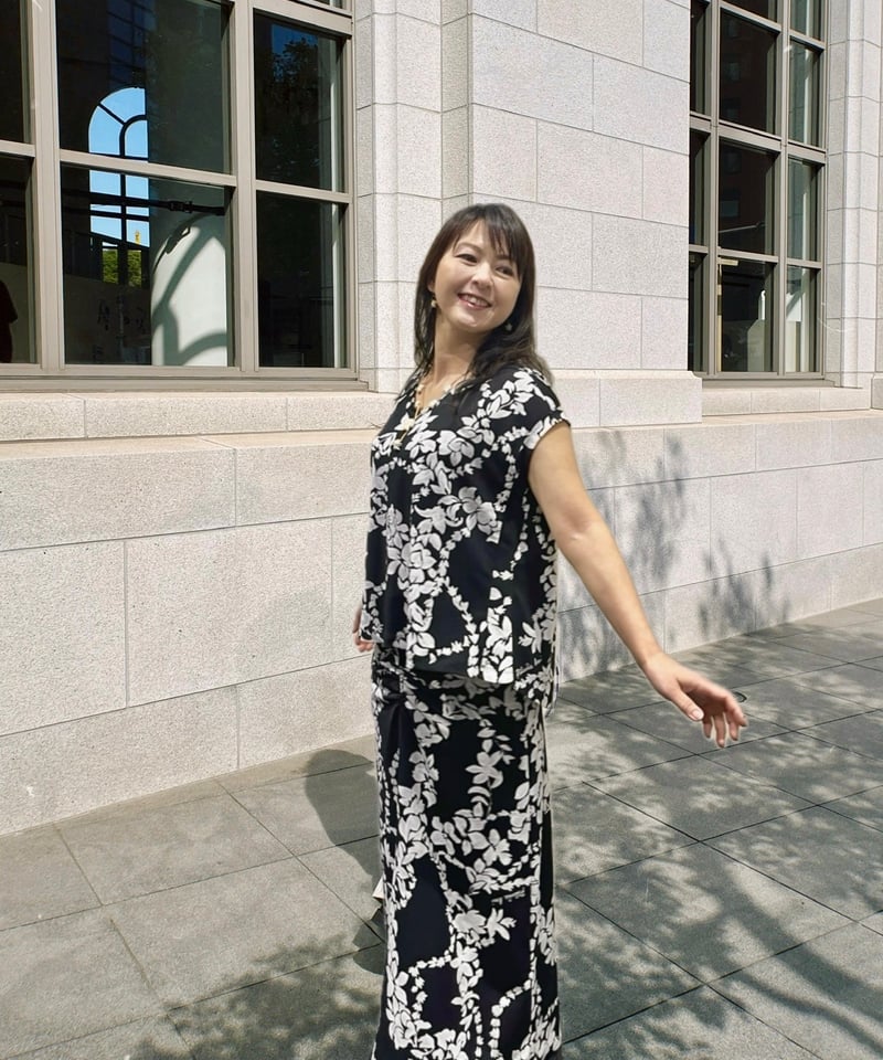 44004 ガーデニアピカケレイ柄ベアジョーゼットVネックトップス | Pikake