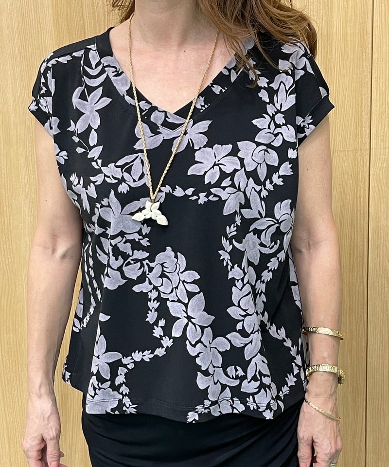 44004 ガーデニアピカケレイ柄ベアジョーゼットVネックトップス | Pikake