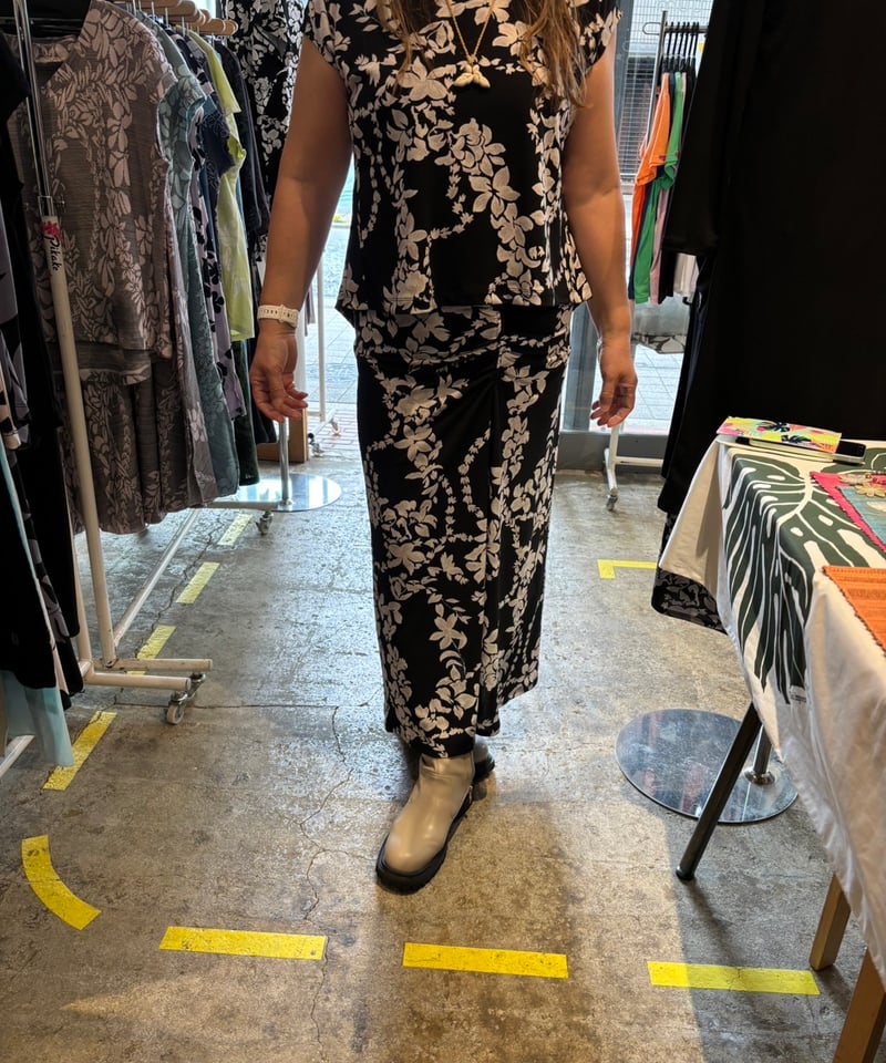 44004 ガーデニアピカケレイ柄ベアジョーゼットVネックトップス | Pikake