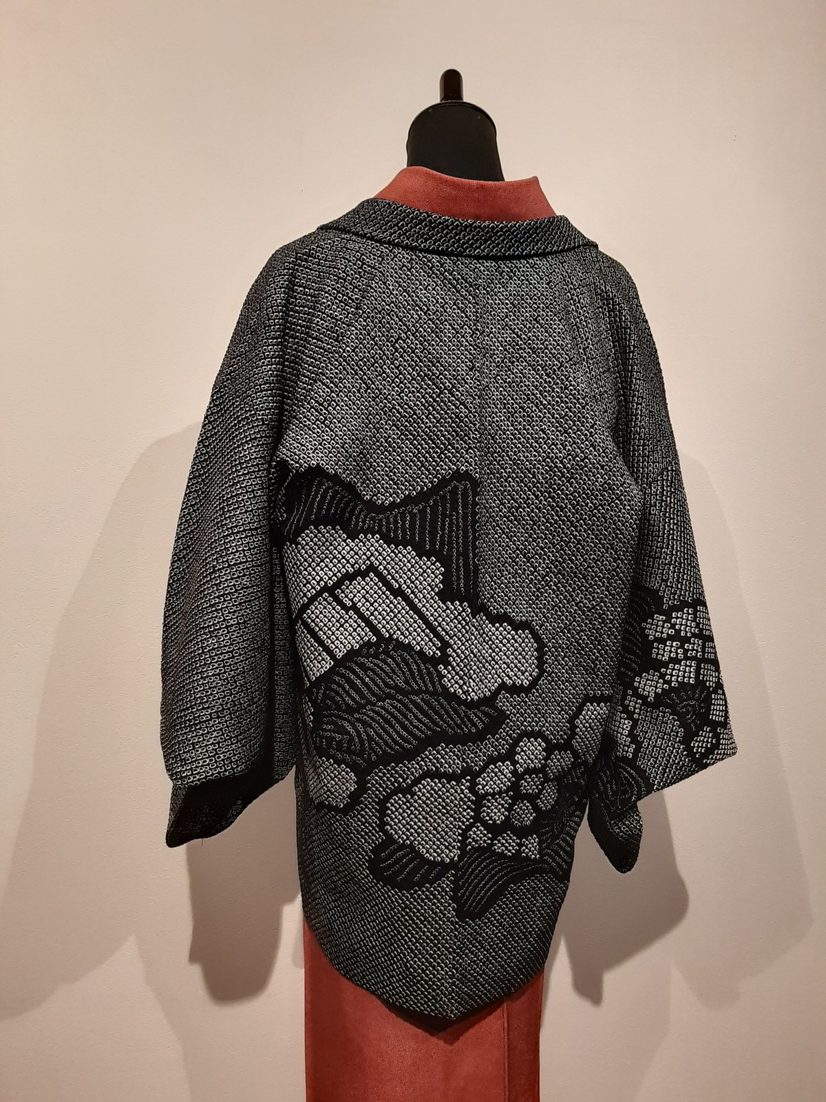 羽織】総絞り絵羽織 黒地 水車 | 仕立直や