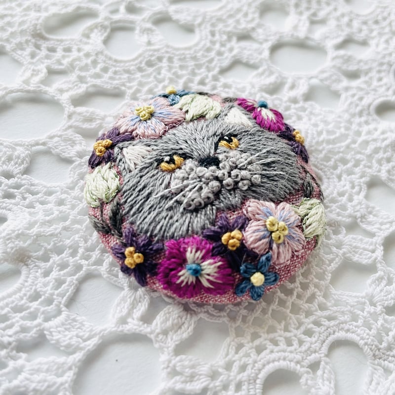 刺繍猫ブローチ グレーエキゾチックショートヘアとお花 | 刺繍と