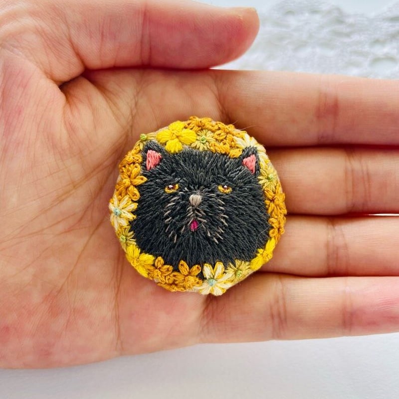 刺繍猫ブローチ エキゾチックショートヘアとイエローフラワー | 刺繍と 
