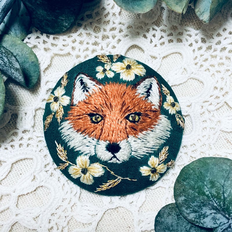 きつねとアンティークカラーお花の刺繍ブローチ | 刺繍と猫と旅