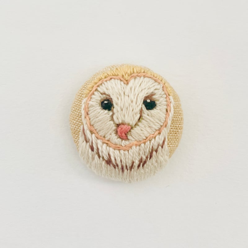Y様専用//メンフクロウの小さな刺繍ピンブローチ | 刺繍と猫と旅
