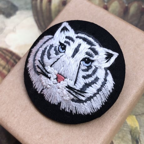 刺繍ブローチ もこ花 アイボリー 古臭 