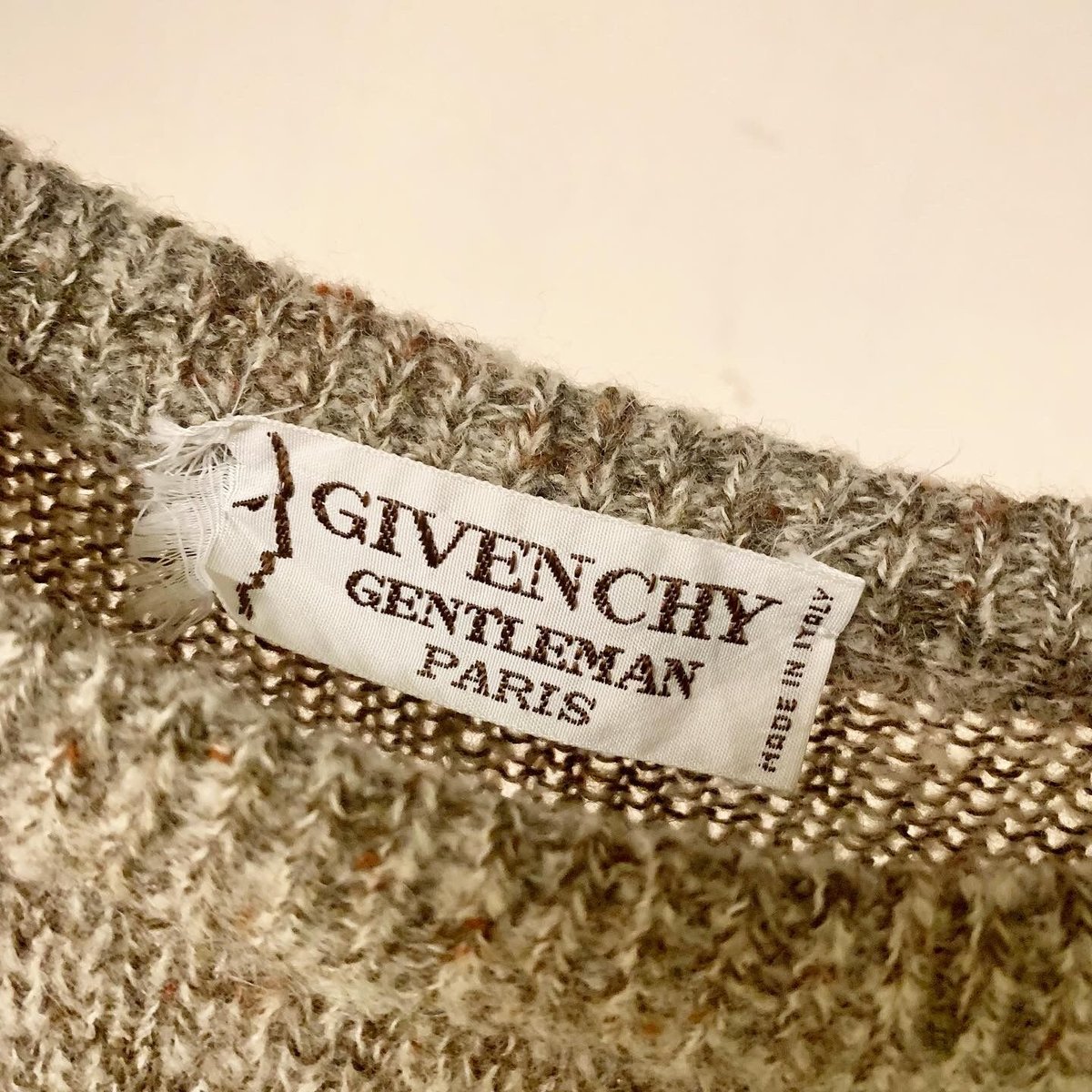 GIVENCHY GENTLEMAN” sweater 】 | Skeleton Lamp