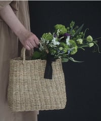 お花の入ったカゴバック
