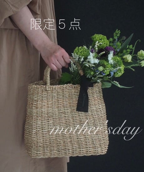 お花の入ったカゴバック