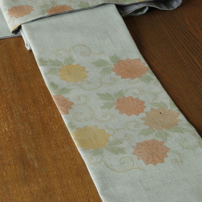 名古屋帯 緑がかった水色に刺繍の花唐草x鈍色無地の節紬 | 野の草 名古屋帯 緑がかった水色に刺繍の花唐草x鈍色無地の節紬 | 野の草