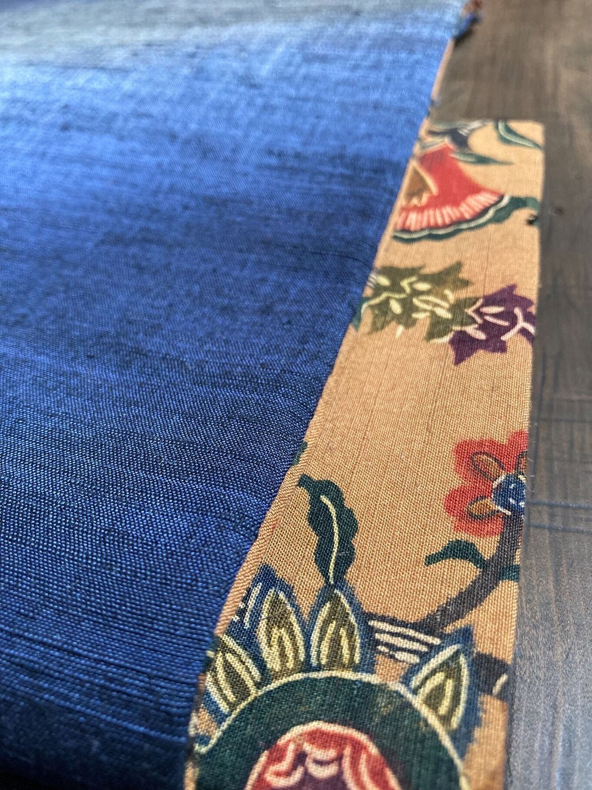 青鈍色と灰色で織り込まれた地に粋な柄模様が映える紬の名古屋帯です 青鈍色と灰色で織り込まれた地に粋な柄模様が映える紬の名古屋帯です