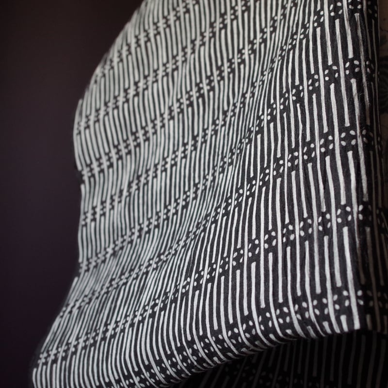 新之助上布　綿麻 反物 新江戸染x新之助上布 綿麻 横段牡丹 墨色 | 野の草