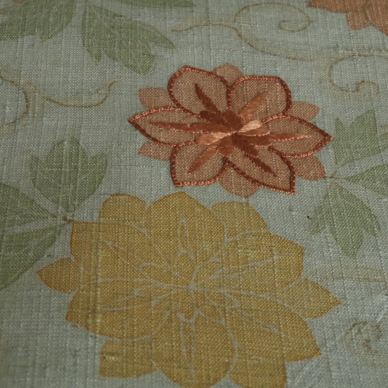 A 美品 作家物 唐草唐花 落ち着いた色合い 全通 紬 カジュアルな名古屋帯 名古屋帯 緑がかった水色に刺繍の花唐草x鈍色無地の節紬 | 野の草
